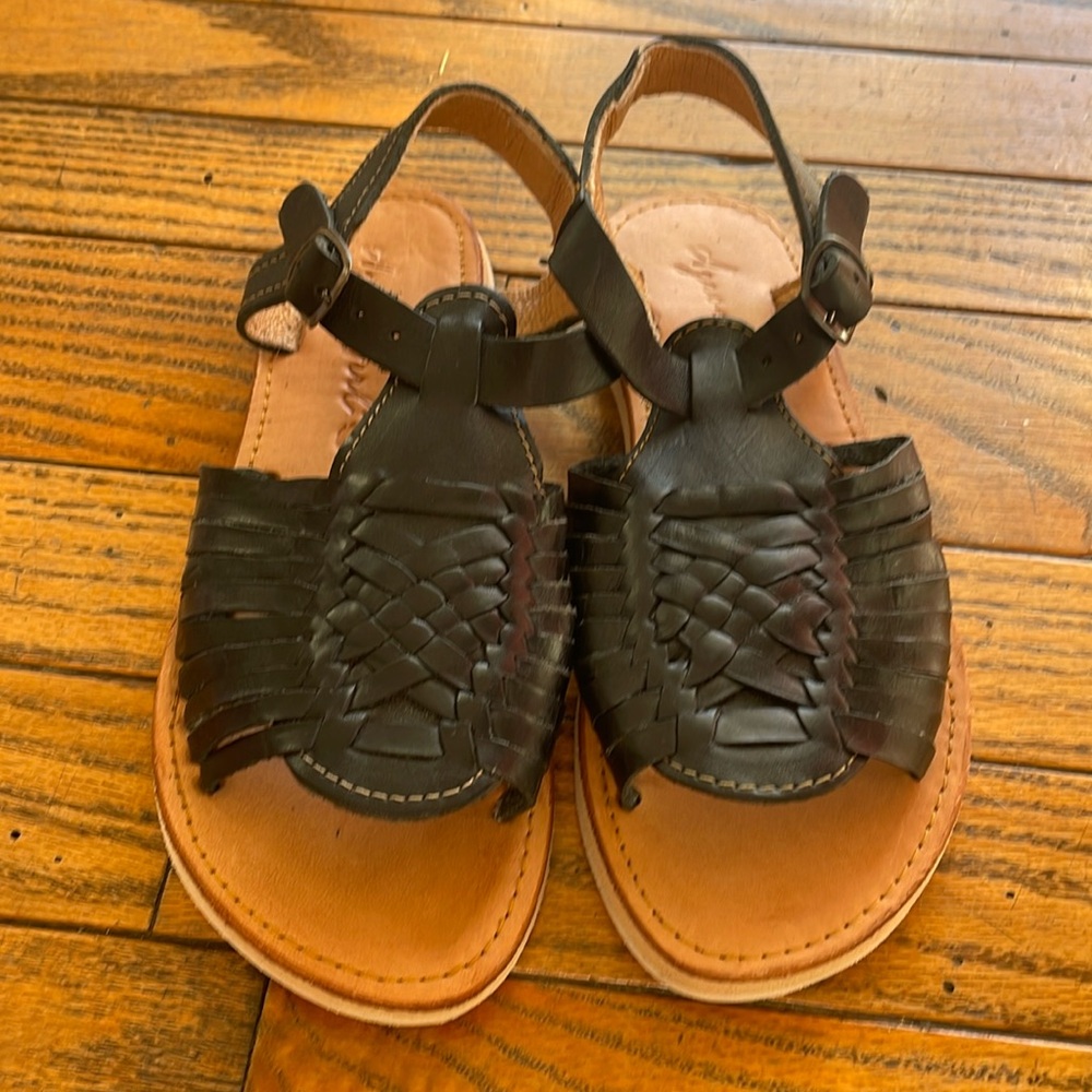 Agave girl huaraches sandals. Size 7. Black in color. Super cute, never worn.